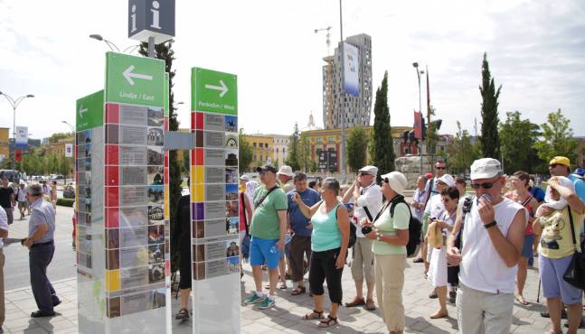 Nuestros/as guías pueden acompañarles durante sus viajes en Albania o/y en los Balcanes para que su estancia sea más divertida, interesante y aprovechadora.